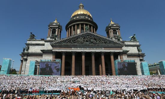 В.Путин посетил концерт у Исаакиевского собора в Санкт-Петербурге
