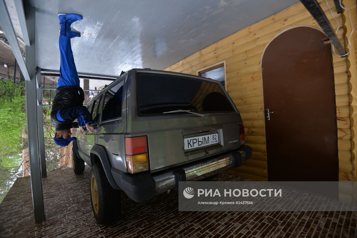 Подготовка к открытию аттракциона "Дом вверх дном" в Новосибирске