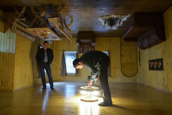 Подготовка к открытию аттракциона "Дом вверх дном" в Новосибирске