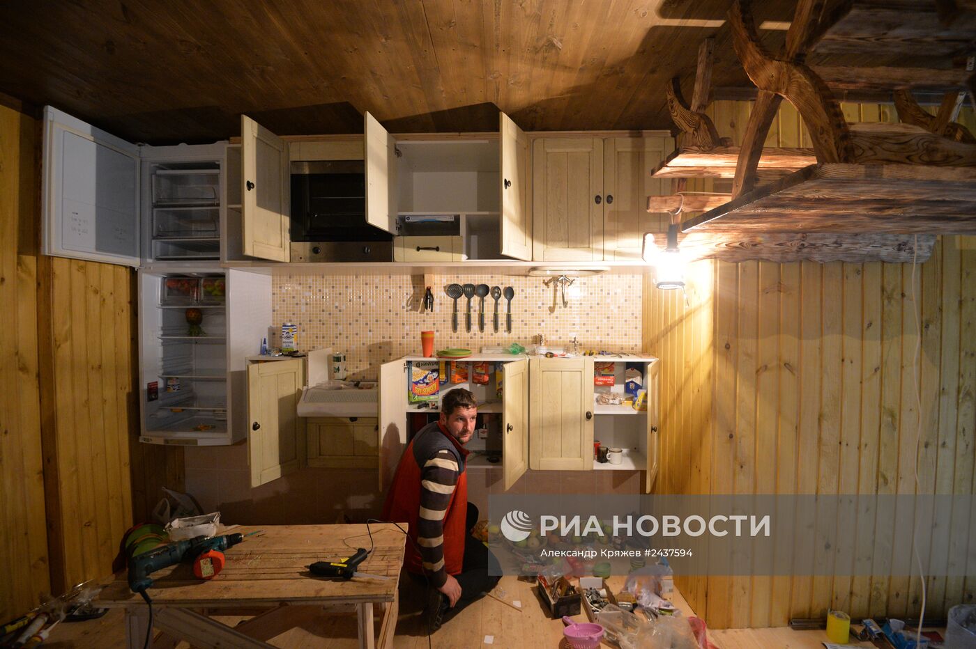 Подготовка к открытию аттракциона "Дом вверх дном" в Новосибирске