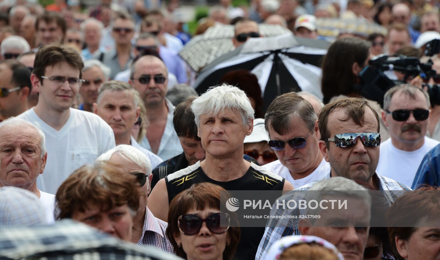 Митинг против проведения выборов президента Украины в Донецке