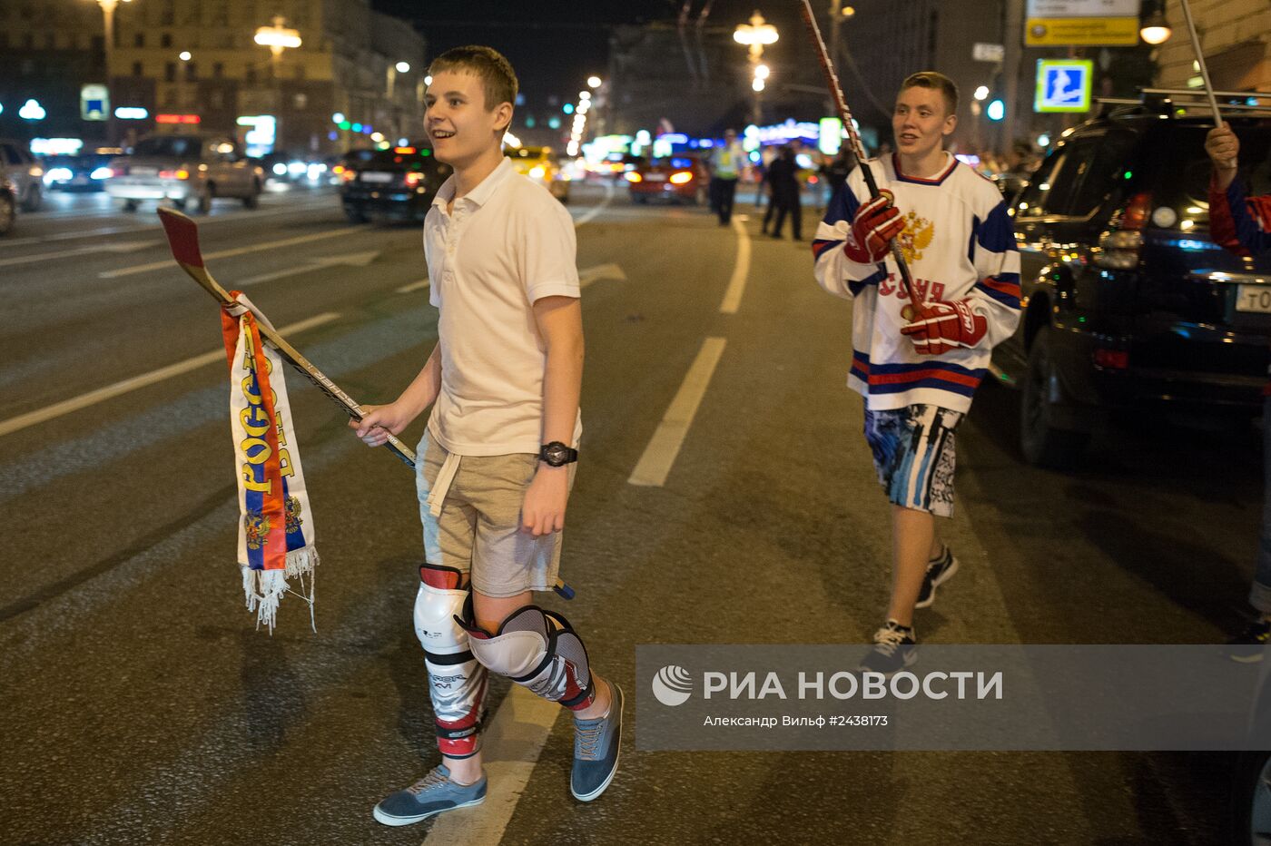 Болельщики празднуют победу сборной России по хоккею