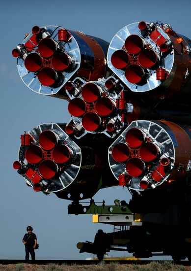 Вывоз и установка PH "Союз-ФГ" с ТПК "Союз ТМА-13М" на космодроме "Байконур"