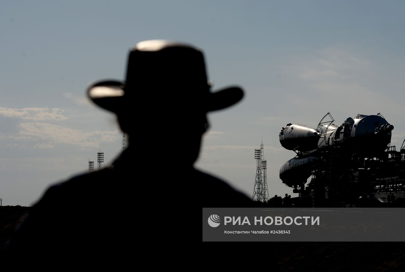 Вывоз и установка PH "Союз-ФГ" с ТПК "Союз ТМА-13М" на космодроме "Байконур"