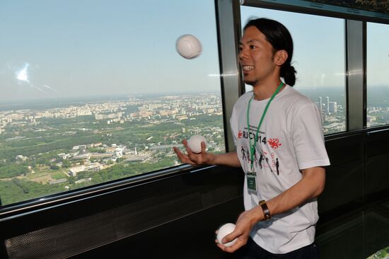 Шоу жонглеров "На высоте" на Останкинской телебашне