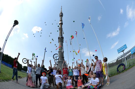 Шоу жонглеров "На высоте" на Останкинской телебашне