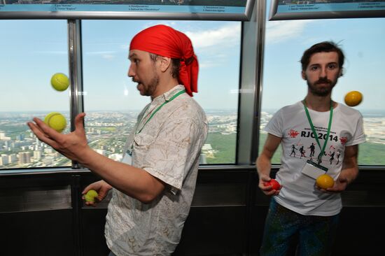 Шоу жонглеров "На высоте" на Останкинской телебашне