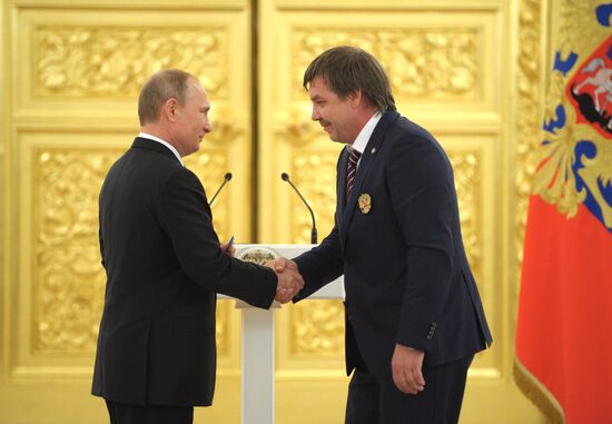 Награждение членов сборной России по хоккею в Кремле