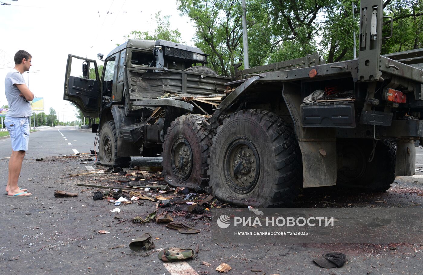 Обстрелянный грузовик, перевозивший раненых из аэропорта Донецка