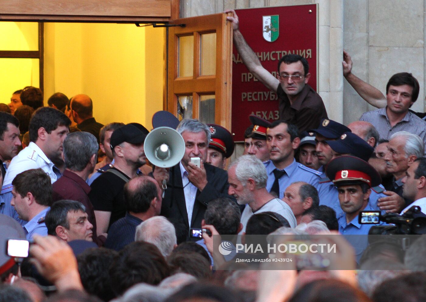 Оппозиционеры ворвались в администрацию президента Абхазии