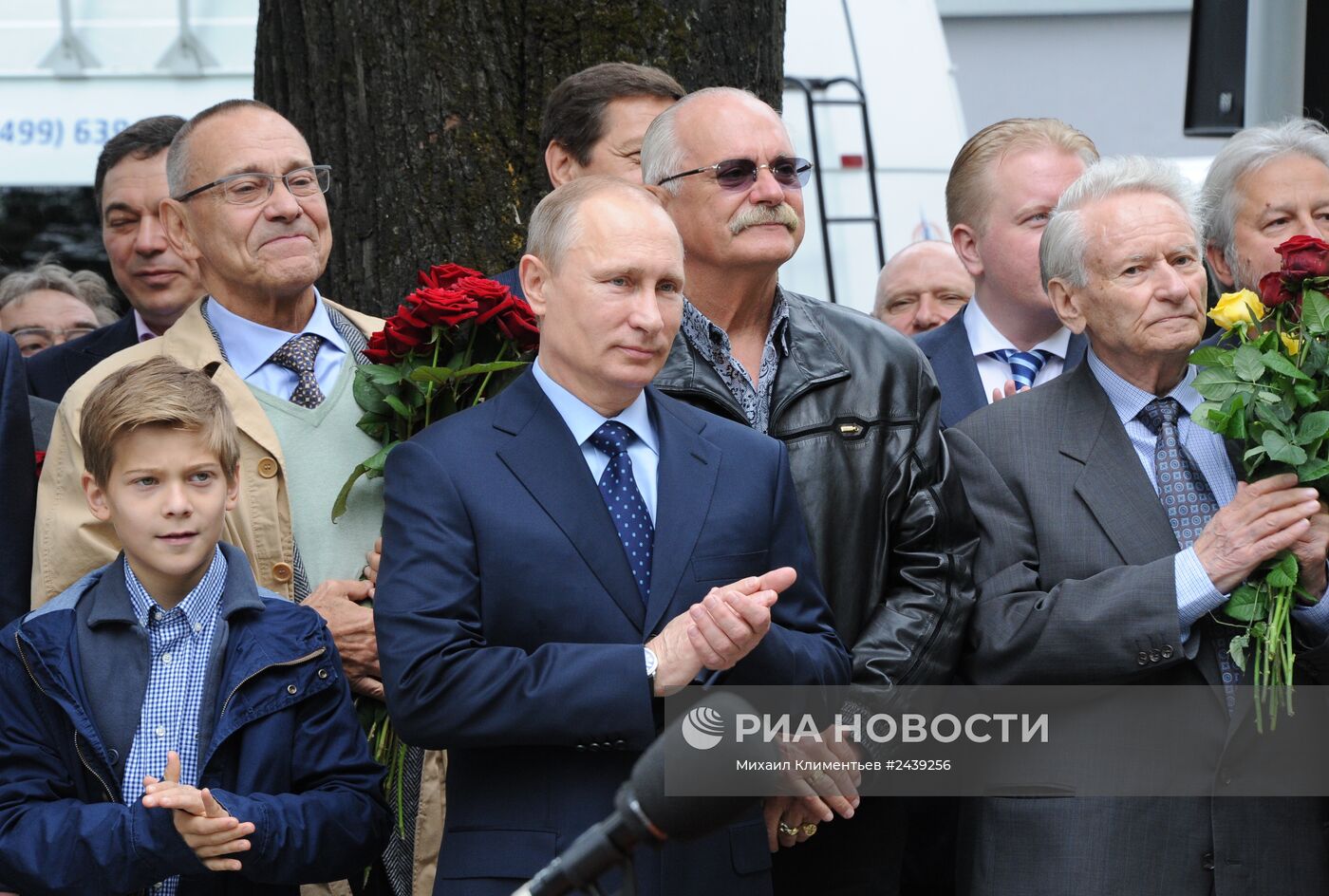 В.Путин на открытии памятника поэту Сергею Михалкову в центре Москвы