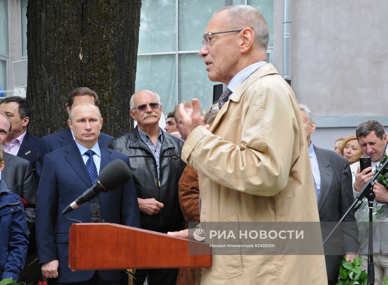 В.Путин на открытии памятника поэту Сергею Михалкову в центре Москвы