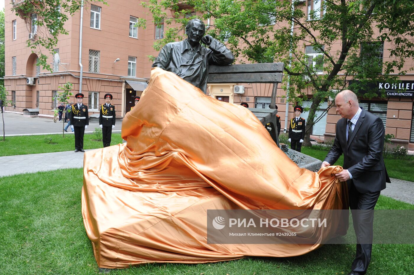 В.Путин на открытии памятника поэту Сергею Михалкову в центре Москвы