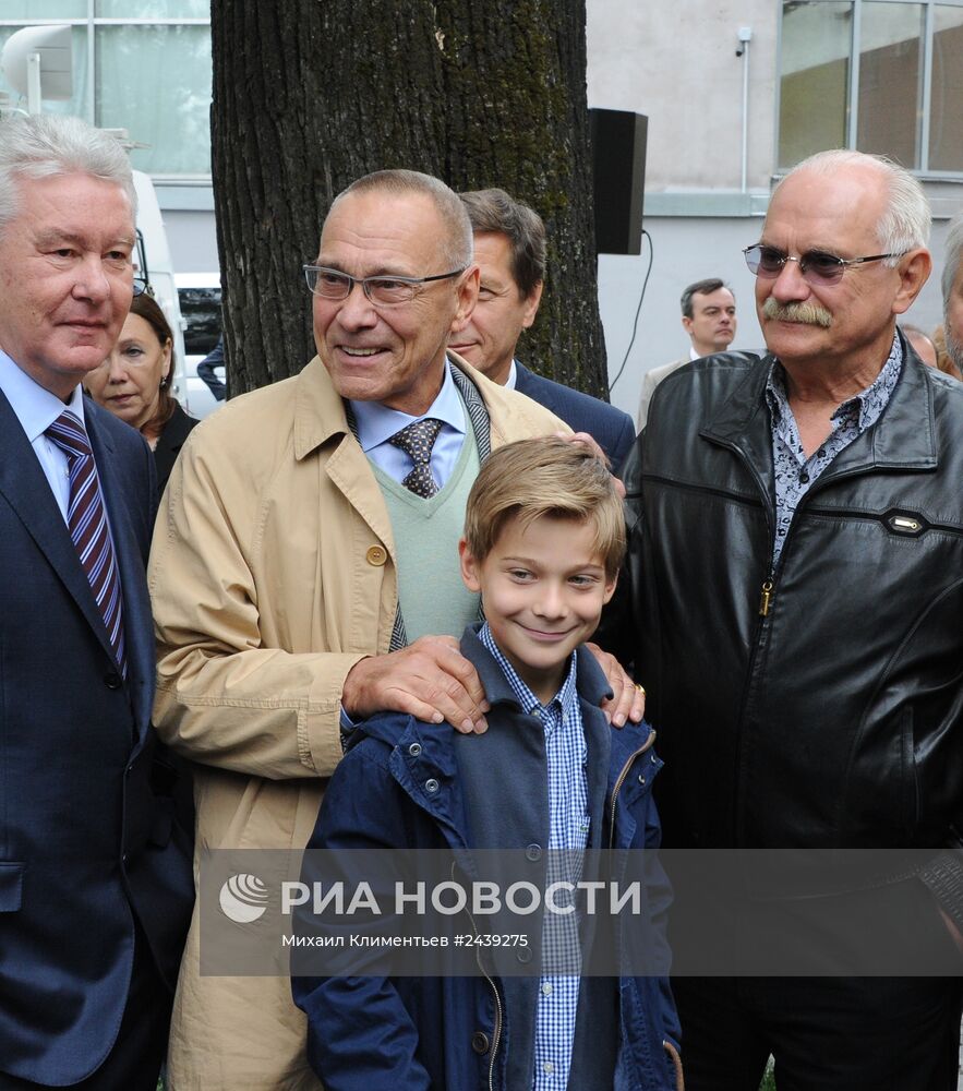 В.Путин на открытии памятника поэту Сергею Михалкову в центре Москвы