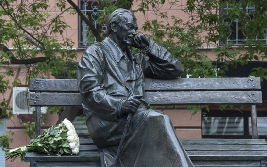 В.Путин на открытии памятника поэту Сергею Михалкову в центре Москвы