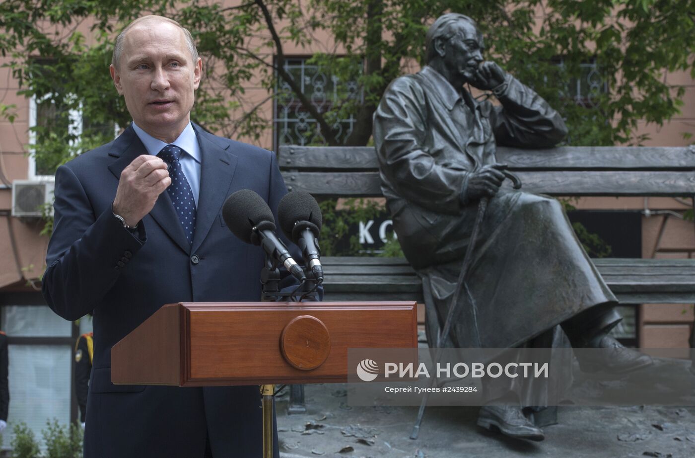 В.Путин на открытии памятника поэту Сергею Михалкову в центре Москвы