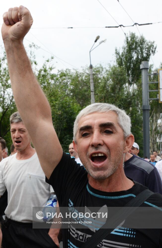Шахтеры провели марш против военных действий в Донецке
