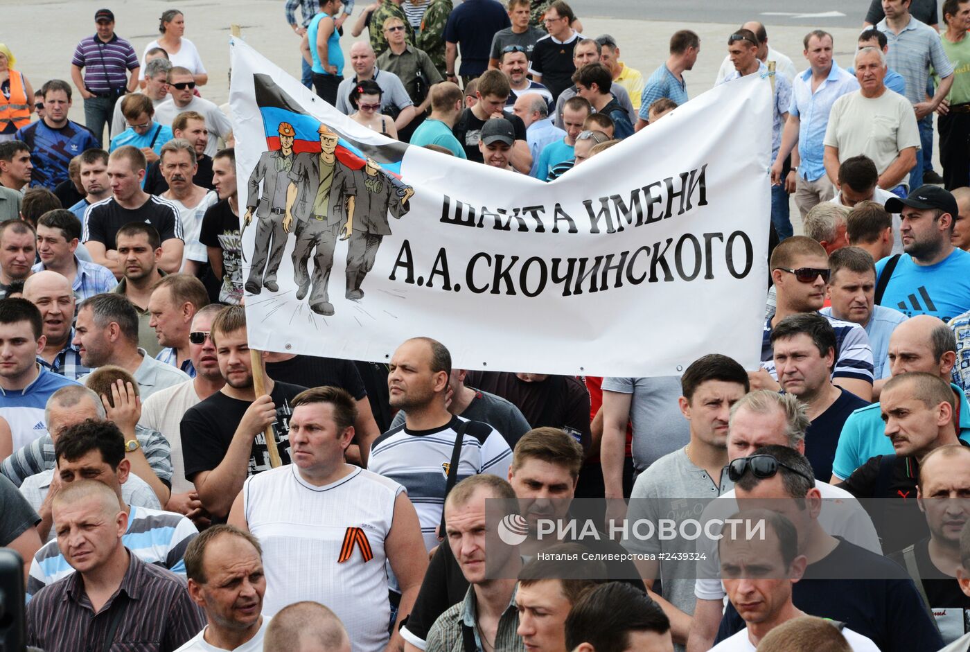 Шахтеры провели марш против военных действий в Донецке