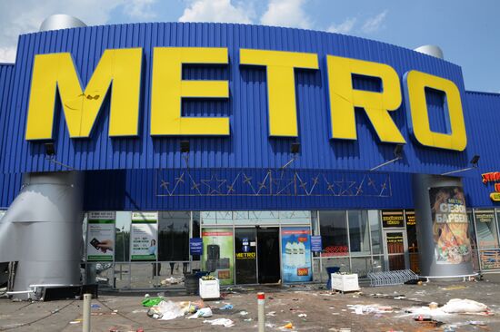 Гипермаркет Metro, разграбленный мародерами