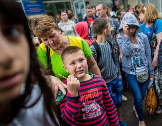 Жители Славянска отправляют детей из города