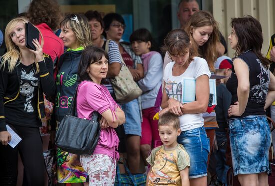 Жители Славянска отправляют детей из города