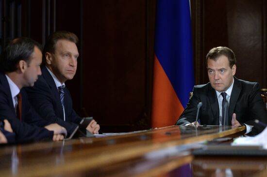 Д.Медведев проводит совещание с вице-премьерами РФ