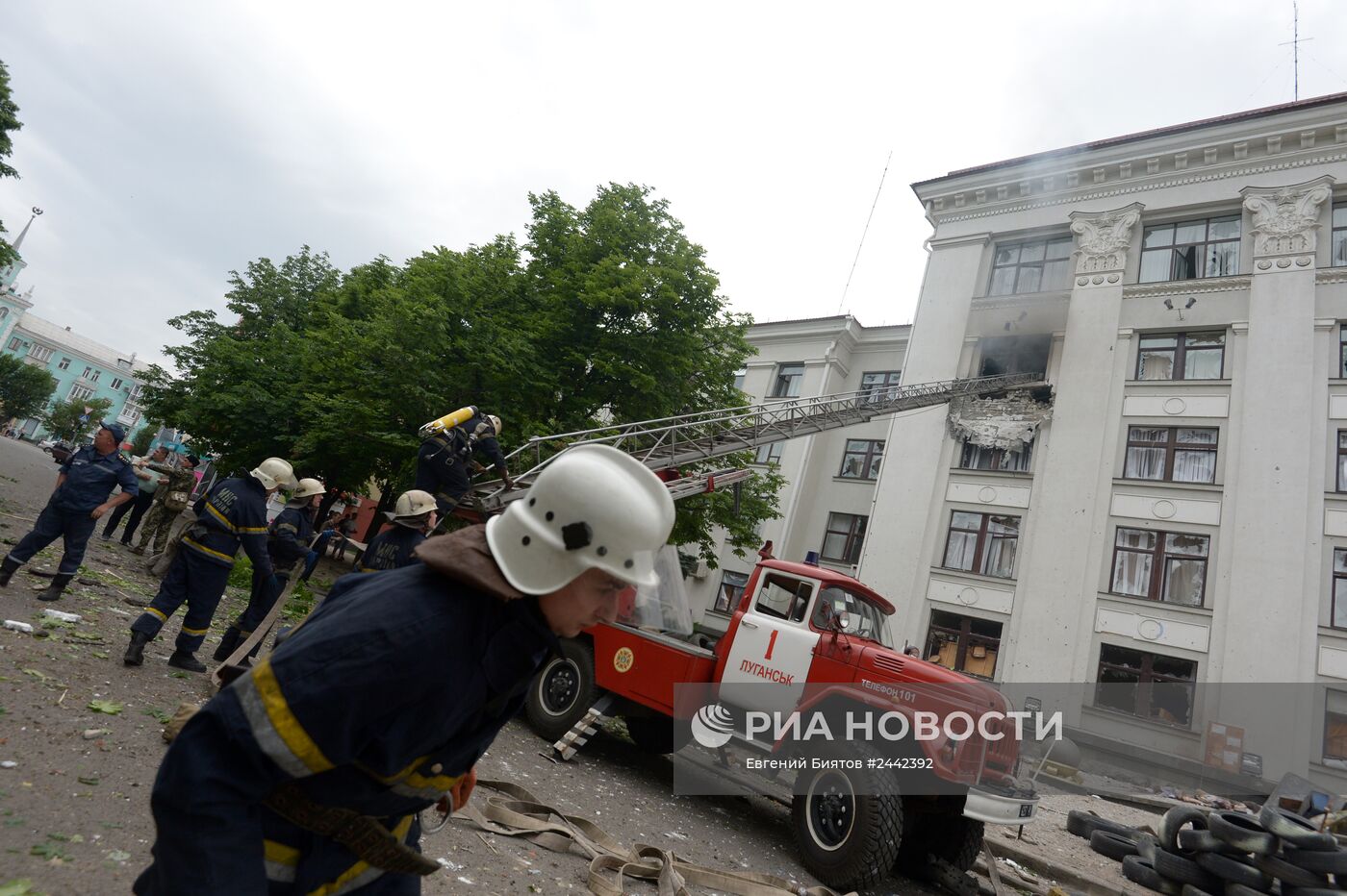 При авианалете ВВС Украины на обладминистрацию Луганска погибли пять  человек | РИА Новости Медиабанк