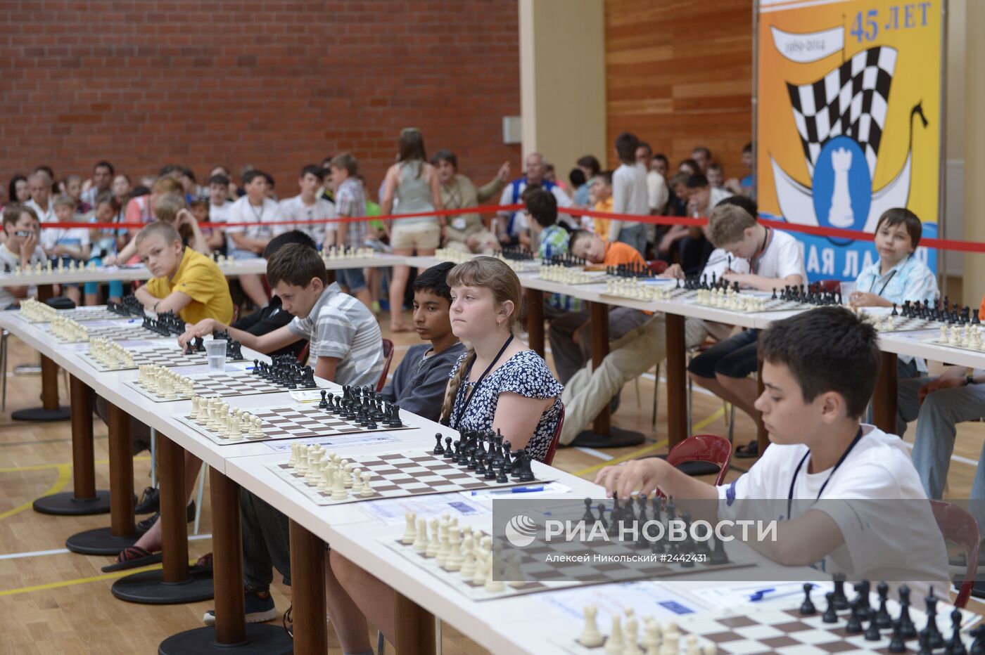 В.Путин посетил всероссийский шахматный турнир среди школьных команд "Белая ладья"