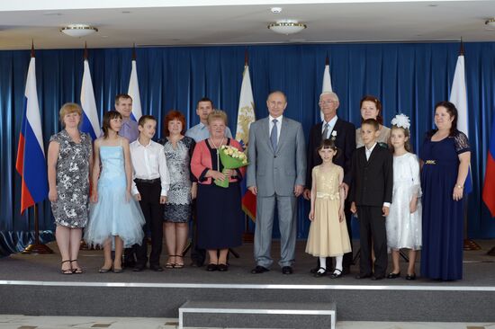 В.Путин вручил ордена "Родительская слава"
