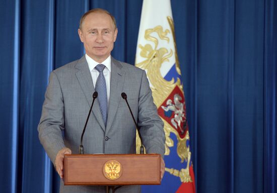 В.Путин вручил ордена "Родительская слава"