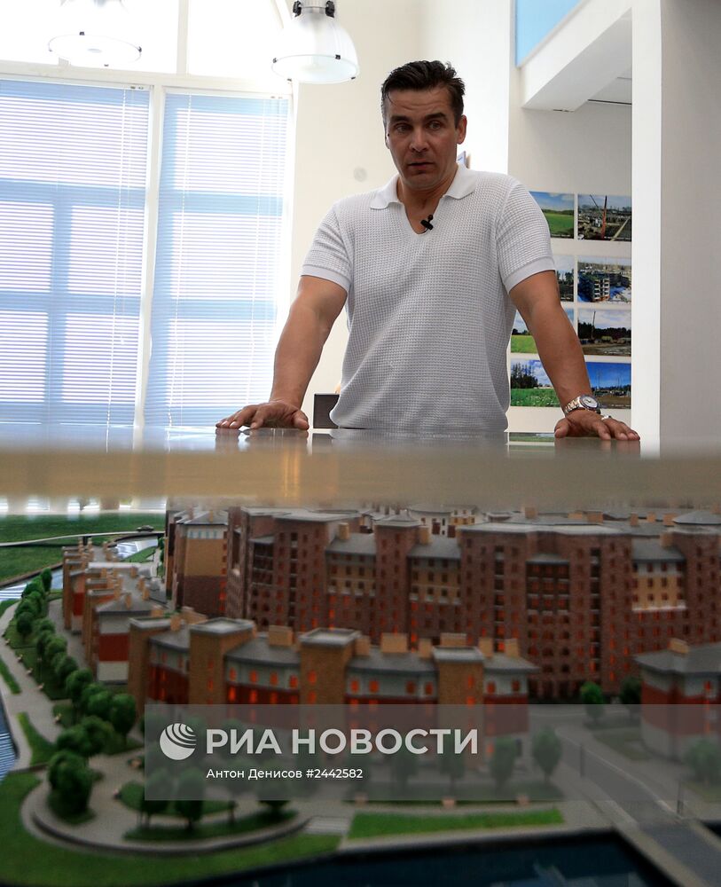 Саночник Альберт Демченко показал журналистам подаренную квартиру