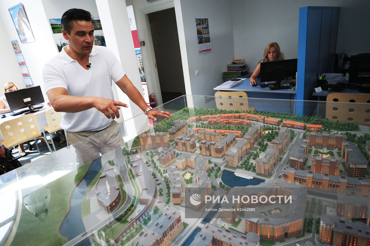 Саночник Альберт Демченко показал журналистам подаренную квартиру