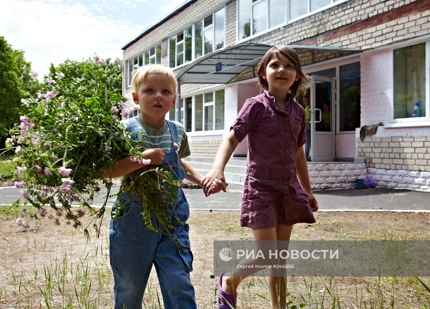 Дети, эвакуированные из Луганской области, в детском лагере в Харьковской области