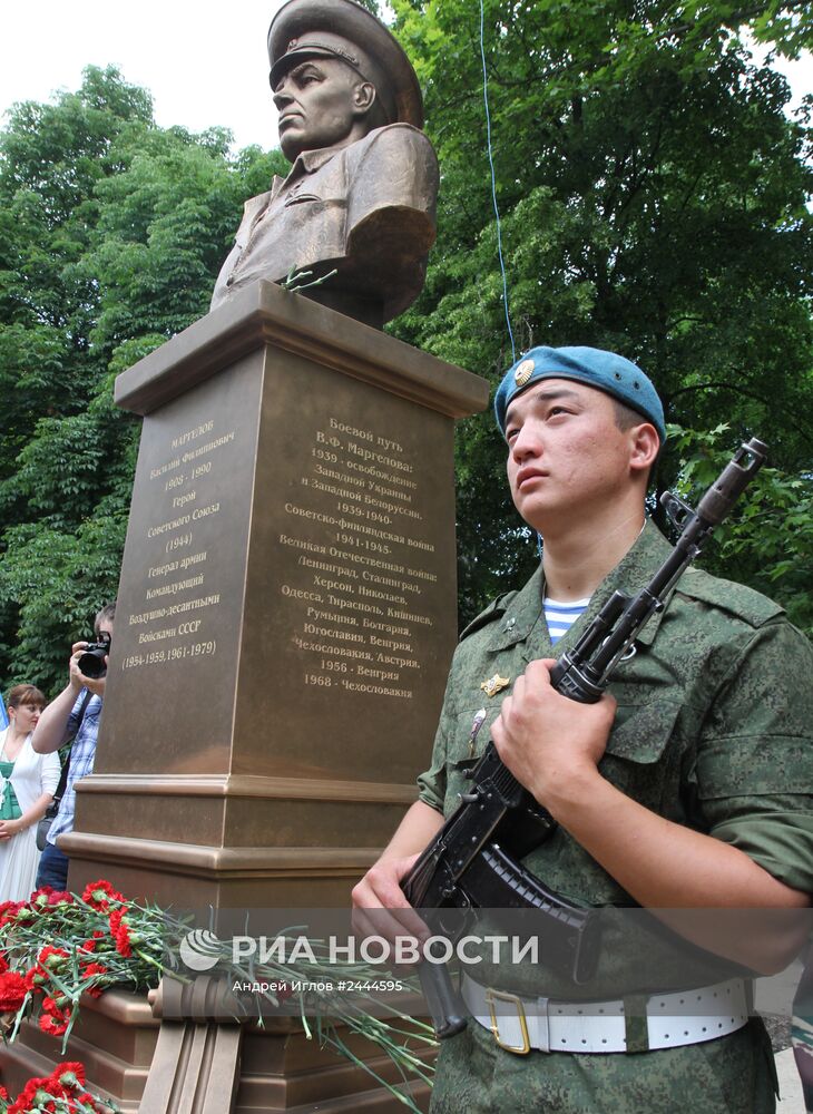 Открытие памятника Герою Советского Союза, генералу армии В.Маргелову в Симферополе