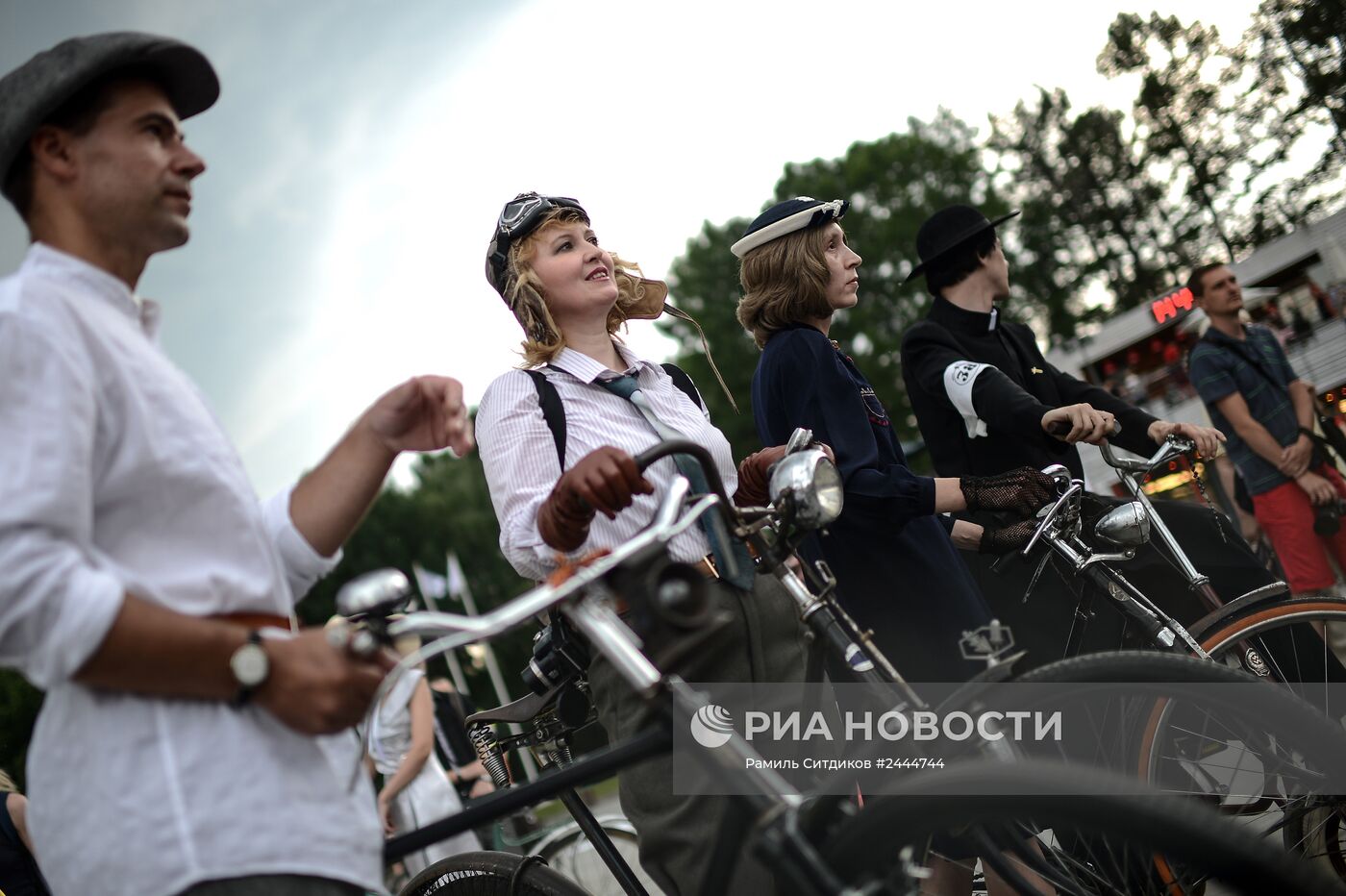 Исторический велопробег в парке "Сокольники" в Москве