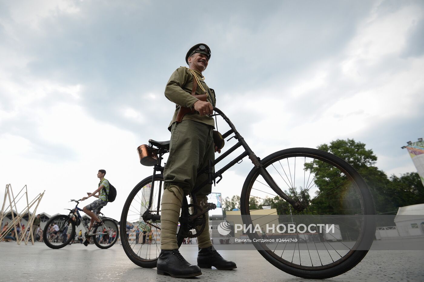 Исторический велопробег в парке "Сокольники" в Москве