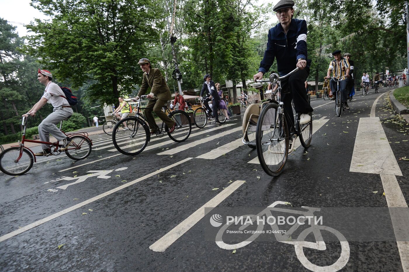 Исторический велопробег в парке "Сокольники" в Москве