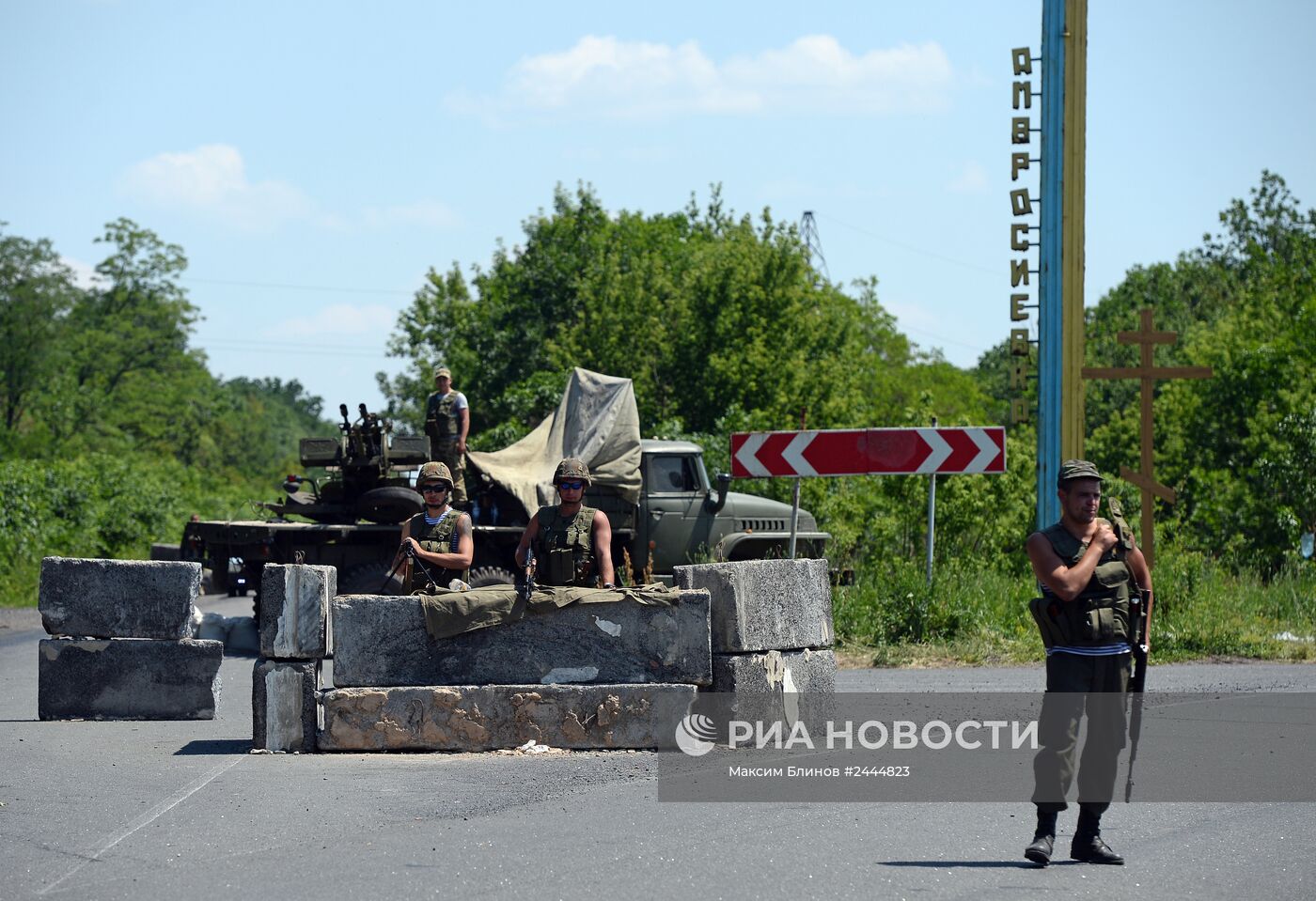 Блокпост украинских военных в населенном пункте Амвросиевка Донецкой области