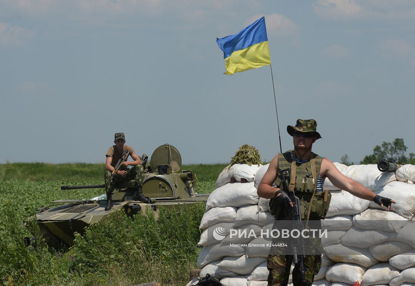 Блокпост украинских военных в населенном пункте Амвросиевка Донецкой области