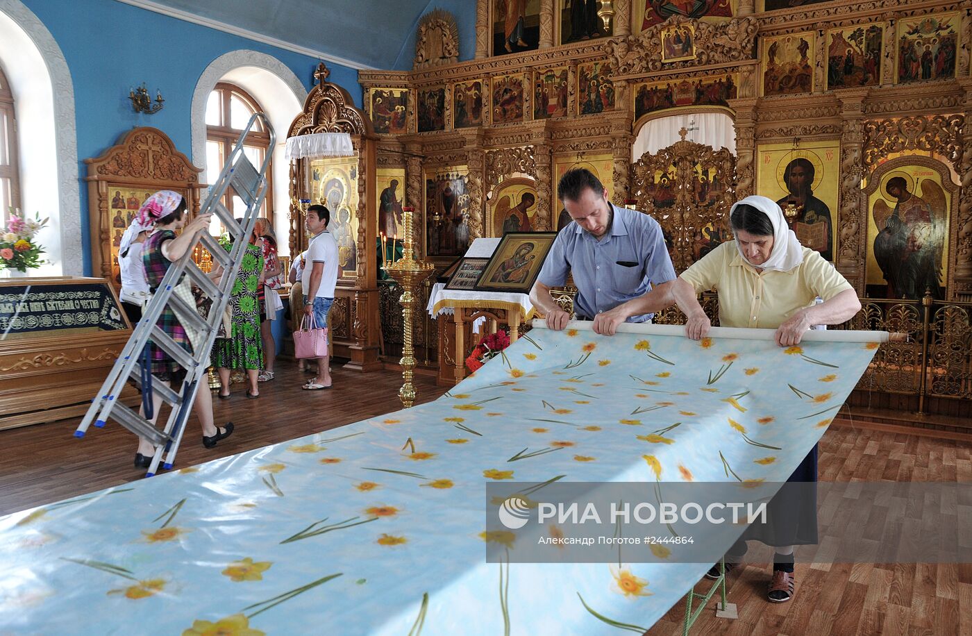 Подготовка к празднованию Троицы в Ростове-на-Дону