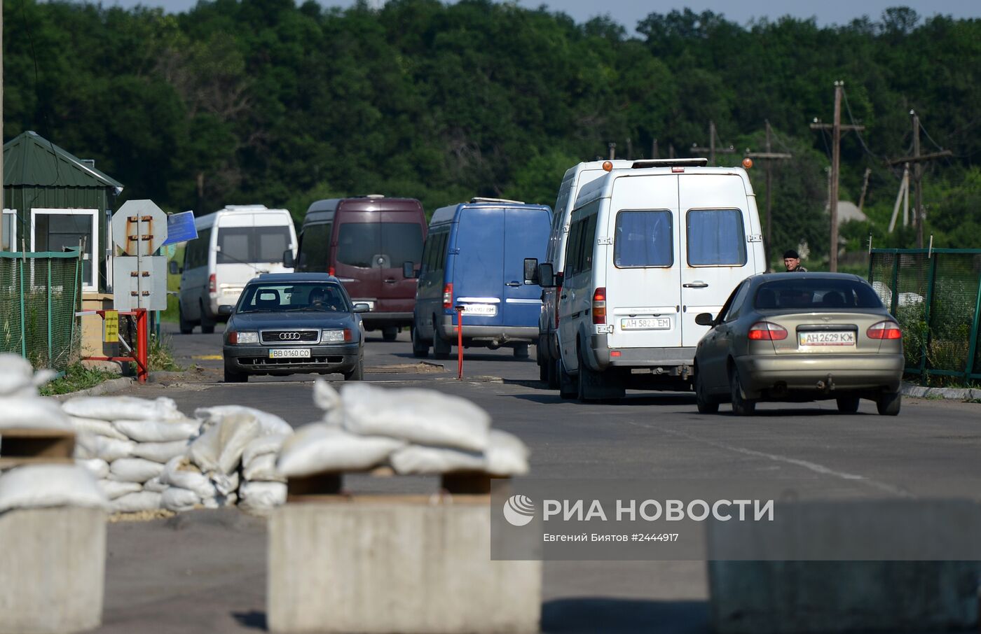 Ополченцы ЛНР на пропускном пункте на границе Луганской области с Россией в районе Червонопартизанска