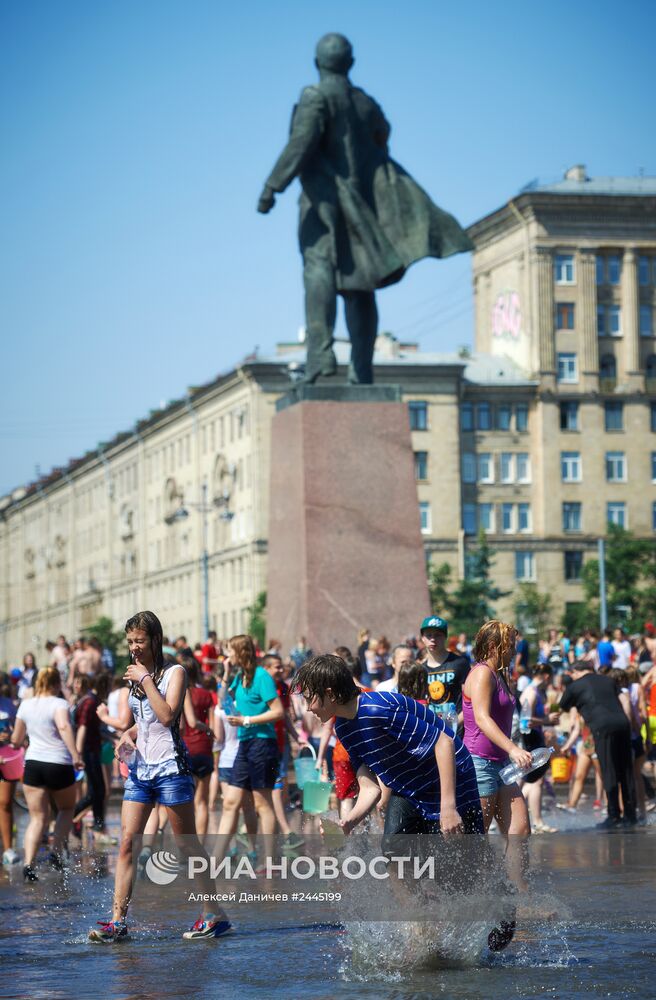 Флешмоб "Водяная битва" в Санкт-Петербурге