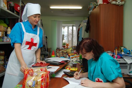 Беженцы из Украины в представительстве организации "Красный крест" в Белгороде