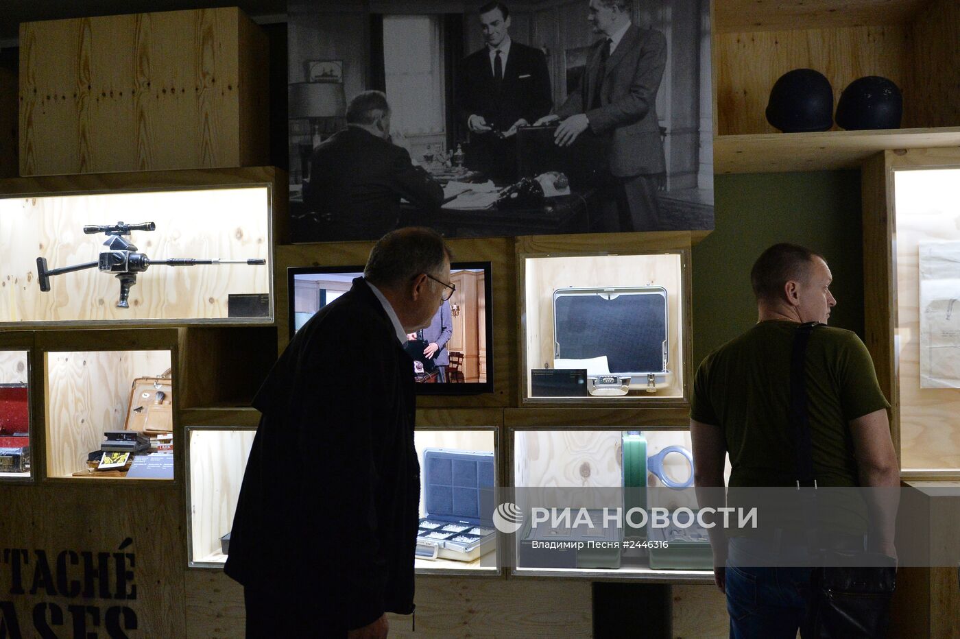 Открытие выставки "Дизайн 007: 50 лет стилю Джеймса Бонда"