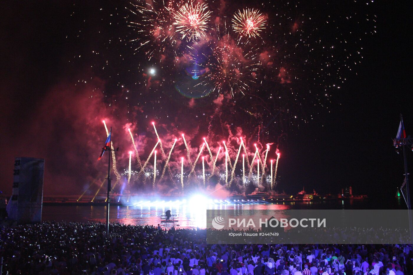 Праздничный концерт "Россия молодая" в акватории Ялты