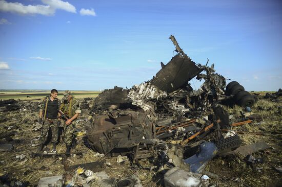 Место падения самолета ИЛ-76 ВВС Украины, сбитого ополченцами Луганска