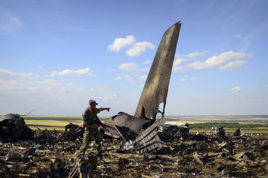 Место падения самолета ИЛ-76 ВВС Украины, сбитого ополченцами Луганска