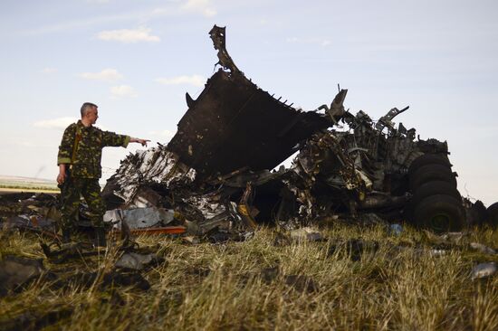 Место падения самолета ИЛ-76 ВВС Украины, сбитого ополченцами Луганска