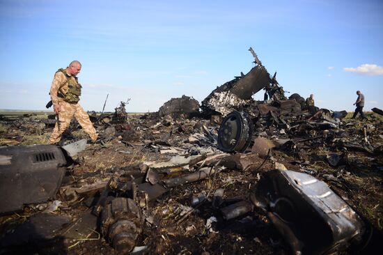 Место падения самолета ИЛ-76 ВВС Украины, сбитого ополченцами Луганска
