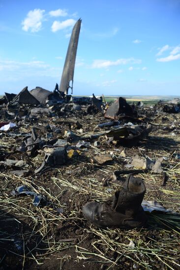 Место падения самолета ИЛ-76 ВВС Украины, сбитого ополченцами Луганска